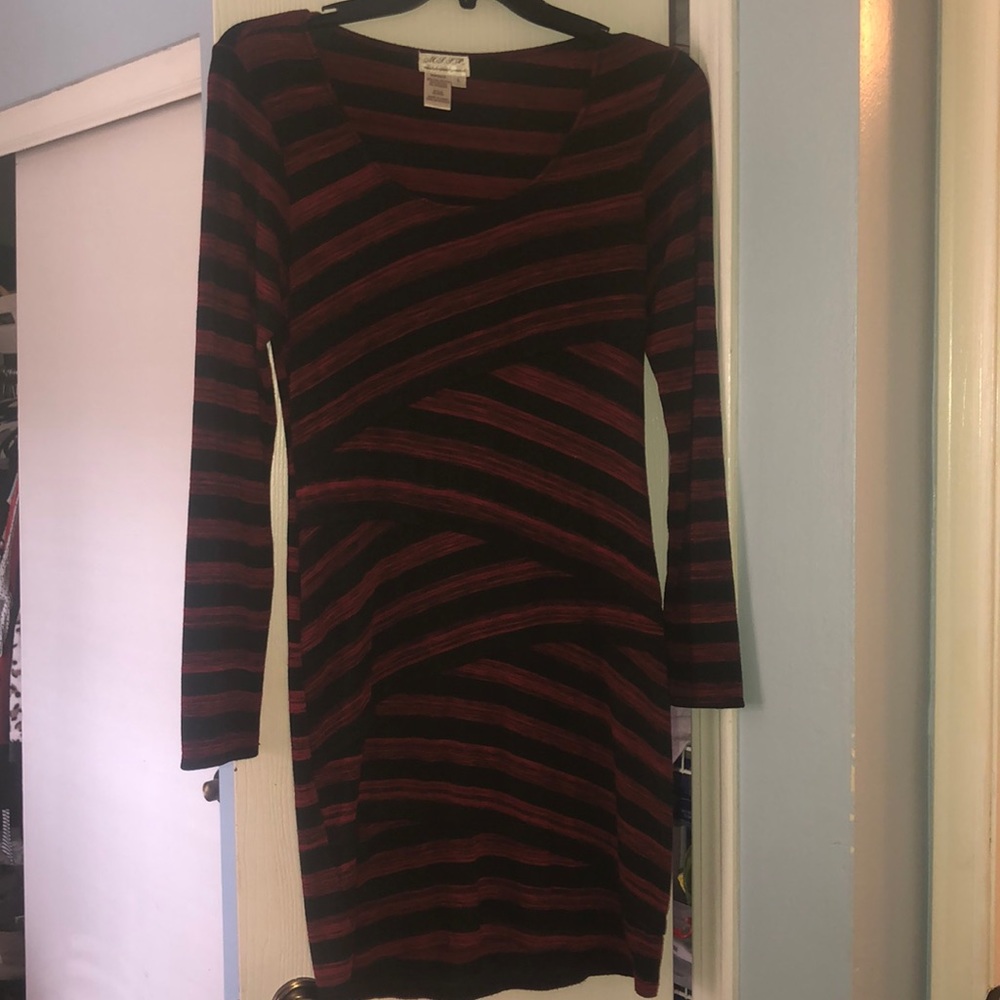 Dress w ruffle detail.